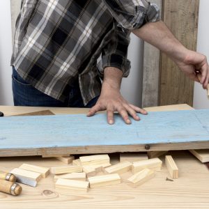 Aplicación de productos superficiales de acabado en carpintería y mueble